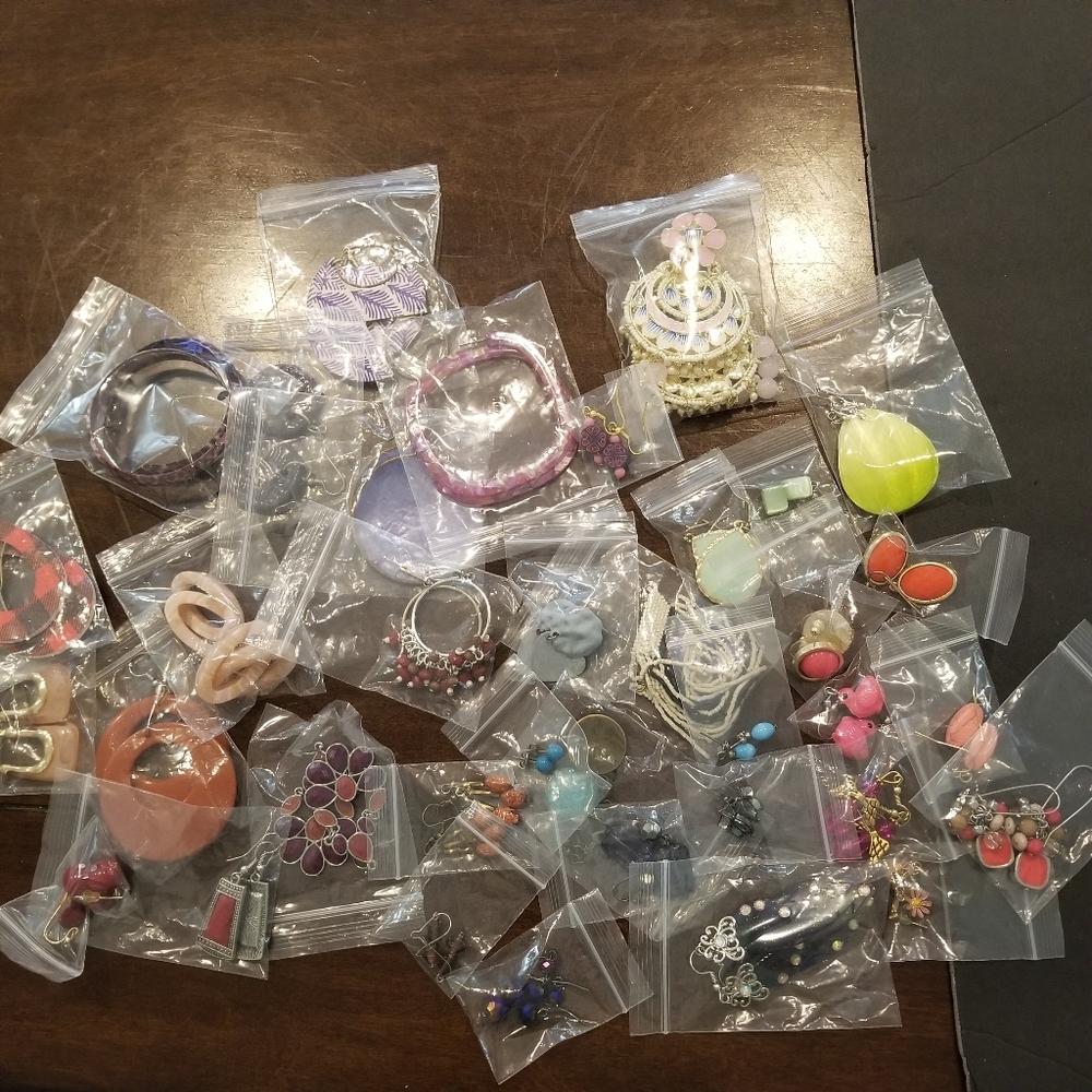 37 Pairs Of Earrings Jewelry Vintage To Mod All Wearable